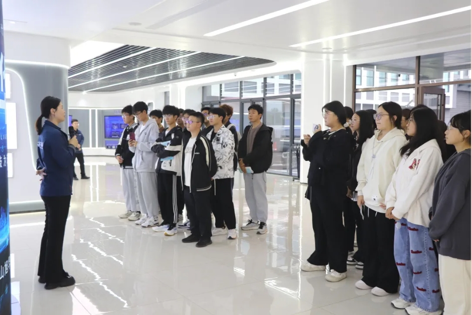 筑牢基础 展望未来 ▏唐山学院会计学院学生到利来国际智慧参观学习